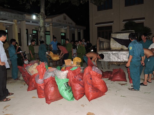 Các ngành chức năng huyện đảo lý Sơn đang kiểm tra xe ô tô chở thuốc nổ. Ảnh văn Mịnh