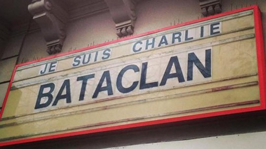 
Tấm bảng ghi chữ Je suis Charlie trong hội trường Nhà hát Bataclan để bày tỏ sự ủng hộ các nạn nhân vụ khủng bố tờ báo Charlie Hebdo hồi tháng 1 -2015. Ảnh: TN
