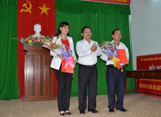 Bí thư tỉnh ủy Lê Viết Chữ trao quyết định và tặng hoa cho Bí thư và chủ tịch Lý Sơn