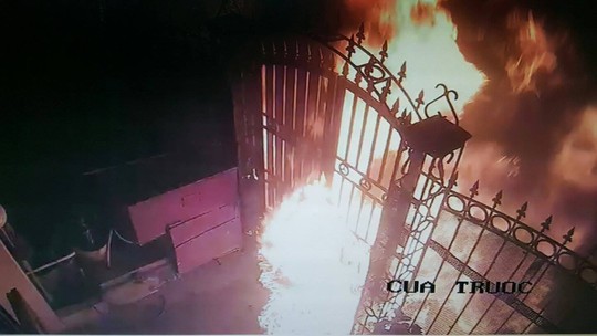 Đám cháy lớn bốc lên trước cửa nhà tổ trưởng dân phố sau khi bị phóng hỏa