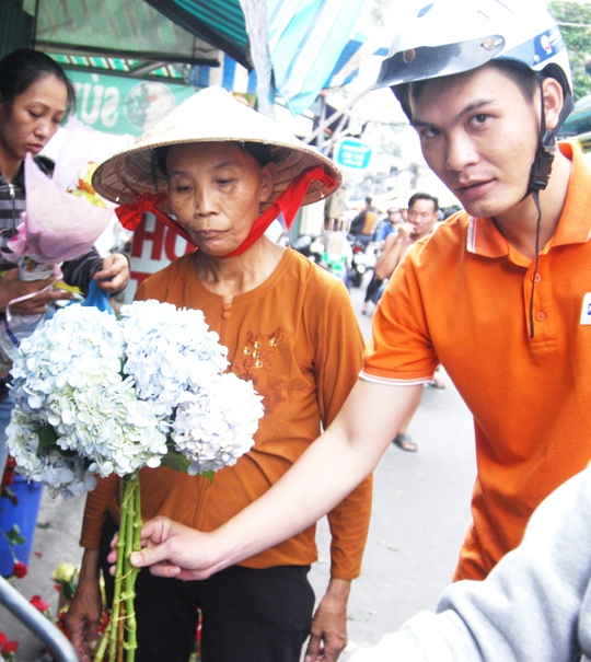 Bó hoa cẩm tú cầu tại chợ Hồ Thị Kỷ có giá 70.000 đồng