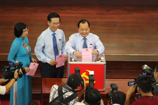 
Đại biểu bỏ phiếu bầu Ban Chấp hành Đảng bộ TP HCM khóa X - Ảnh: Hoàng Triều
