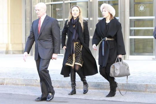 
Bà Hong Yang (giữa) rời tòa án sau một phiên điều trần. Bà đối mặt cáo buộc cố ý hối lộ sĩ quan hải quan Mỹ. Ảnh: NY Daily News
