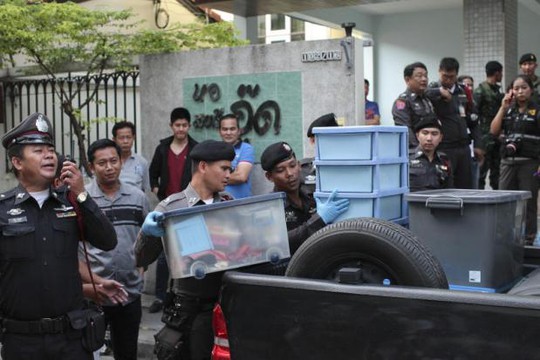 Cảnh sát thu giữ đồ đạc từ căn phòng 104 của ký túc xá. Ảnh: Bangkok Post