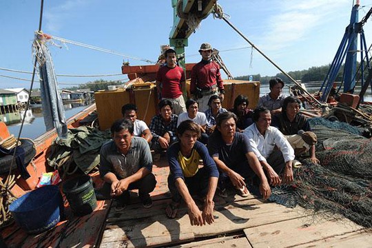 Các ngư dân Việt Nam bị bắt giữ cùng 2 tàu cá. Ảnh: Waedao Harai