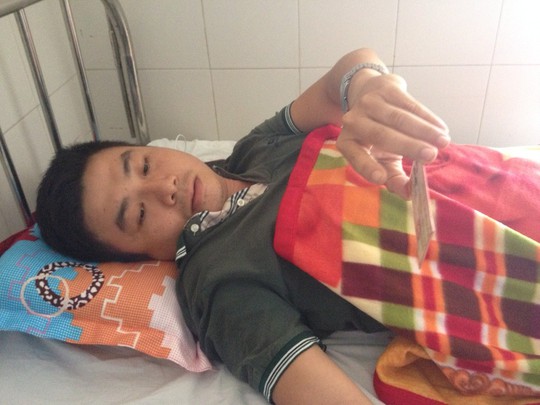 
Trung úy Nguyễn Thành Trung đang dược điều trị tại Bệnh viện đa khoa Phú Yên - Ảnh: Hồng Ánh
