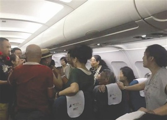 Khung cảnh hỗn loạn trên máy bay. Ảnh: Shanghaiist
