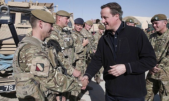 
Thủ tướng David Cameron thăm binh sĩ Anh tại tỉnh Helmand - Afghanistan. Ảnh: Reuters
