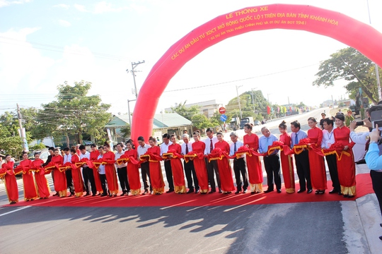 Cắt băng khánh thành