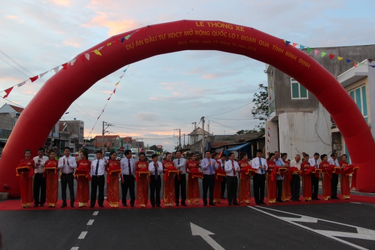 Các đại biểu cắt băng thông xe QL 1 đoạn qua 2 tỉnh Bình Định - Phú Yên