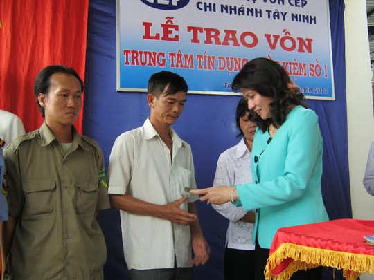 Bà Nguyễn Thị Thu- Chủ tịch LĐLĐ TP.HCM, trao vốn cho người nghèo chi nhánh CEP Tây Ninh