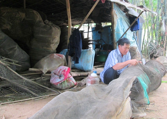 Cả kho ngư cụ của ông Nguyễn Văn Buôn (xã Phú Lộc, thị xã Tân Châu, tỉnh An Giang) chưa thể sử dụng vì nước lũ quá thấp Ảnh: THỐT NỐT