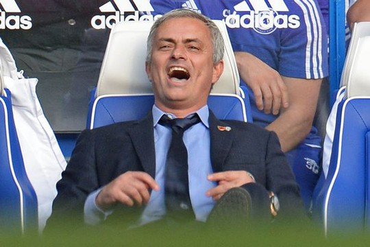 HLV Mourinho cười chế giễu quyết định của trọng tài trong trận đấu tối 31-10