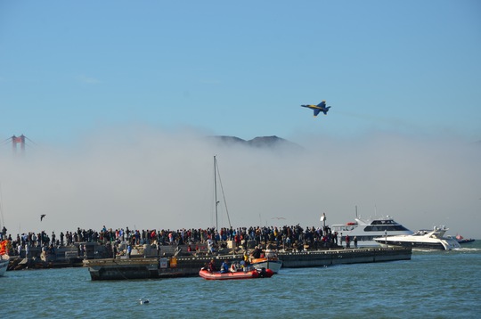 Chiếc Super Hornet sắp lao qua 2 trụ Cầu Cổng Vàng trong sương mù