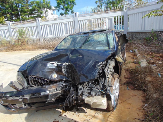 
Chiếc BMW bị nát phần đầu sau tai nạn giao thông.
