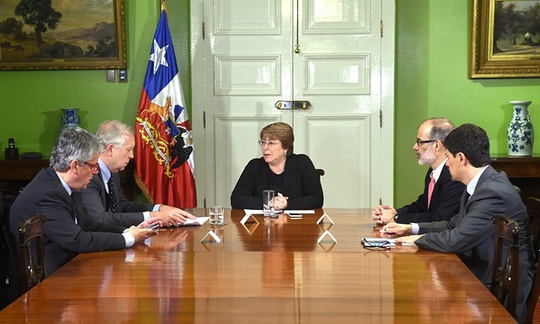 Tổng thống Michelle Bachelet (giữa) chủ trì cuộc họp sau động đất. Ảnh: EPA