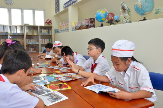 Các trường phải quyết toán công khai những khoản thu tự nguyện. Trong ảnh: Học sinh một trường THCS tại TP HCM được đọc sách ở thư viện khang trang của trườngẢnh: Tấn Thạnh