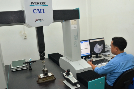 Công nhân vận hành máy đo 3 chiều CMM-WENZEL công nghệ của Đức tại Công ty Cơ khí Duy Khanh Ảnh: Tấn Thạnh