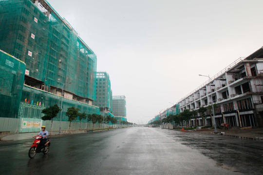Những tuyến đường, những khu nhà cao tầng đang được gấp rút xây dựng trong khu đô thị mới Thủ Thiêm Ảnh: HOÀNG TRIỀU