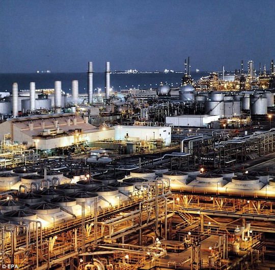 Một nhà máy lọc dầu ở gần TP Dhahran - Ả Rập Saudi Ảnh: EPA