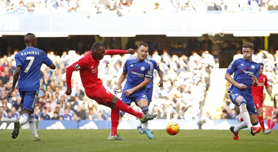 Benteke ghi bàn thắng ấn định tỉ số 3-1 cho Liverpool Ảnh: REUTERS