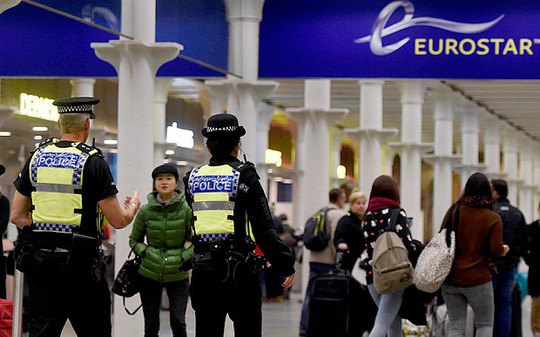 An ninh được tăng cường tại một một ga tàu ở London - Anh sau vụ tấn công khủng bố ở Paris Ảnh: PA