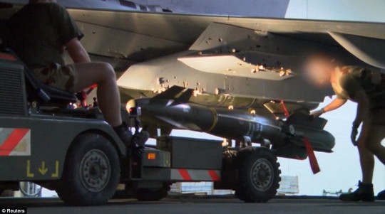 Máy bay chiến đấu Pháp được lắp tên lửa trước khi tham gia chiến dịch không kích IS ở Syria Ảnh: Reuters