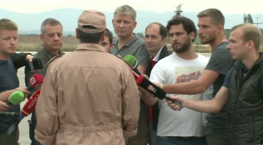 Phi công Konstantin Murakhtin không để lộ mặt khi tiếp xúc với giới truyền thông hôm 25-11 Ảnh: RT