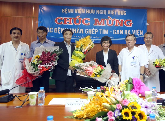 Bệnh nhân ghép tim Nguyễn Văn Hải và bệnh nhân ghép gan Trần Ngọc Hải (thứ hai và ba, từ trái sang) khỏe mạnh xuất viện