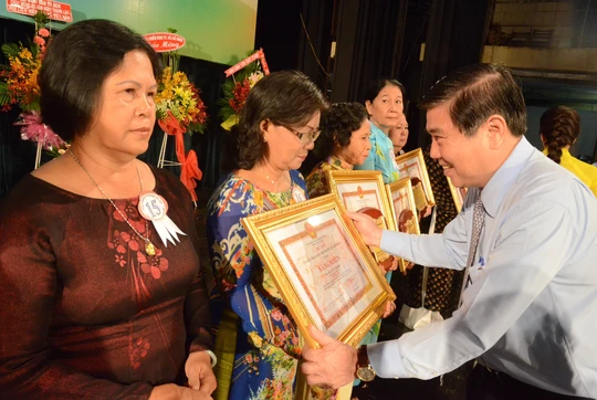 Phó Bí thư Thành ủy TP HCM Nguyễn Thành Phong trao bằng khen của UBND TP cho các cán bộ Hội LHPN tiêu biểu