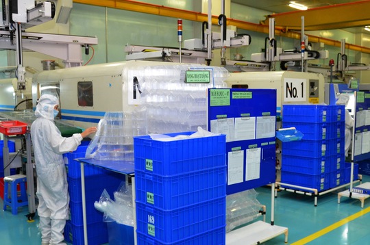 Để sản xuất chi tiết nhựa cao cấp xuất khẩu, Công ty Thiết bị máy Minh Phát (TP HCM) đã đầu tư nhiều máy móc, thiết bị tự động hóa hiện đại Ảnh: Tấn Thạnh