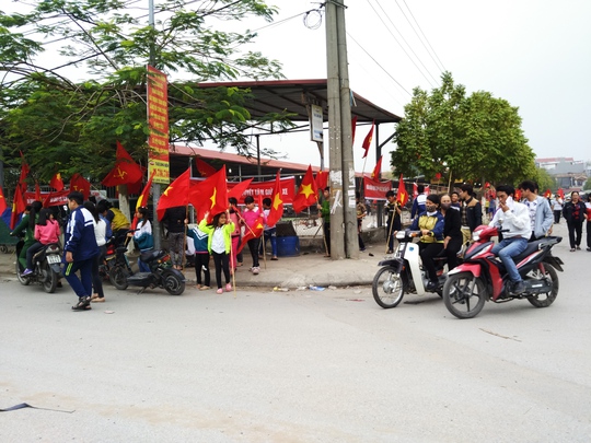 Các học sinh cũng tham gia việc phản đối xây trung tâm thương mại ở xã Ninh Hiệp, huyện Gia Lâm, Hà Nội. Ảnh: PHƯƠNG NHUNG