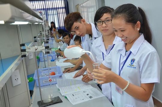 Học phí càng tăng, các trường công và tư càng cạnh tranh gay gắt. Trong ảnh: Sinh viên Trường ĐH Nguyễn Tất Thành trong giờ thực hành Ảnh: TẤN THẠNH