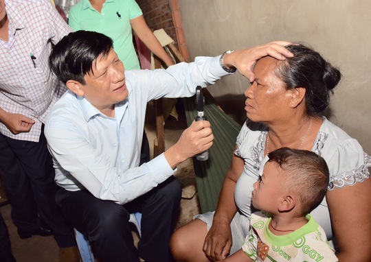 Thứ trưởng Bộ Y tế Nguyễn Thanh Long khảo sát tại các hộ dân canh tác hành tím ở Sóc Trăng bị tổn thương về mắt Ảnh: Nguyễn Huỳnh