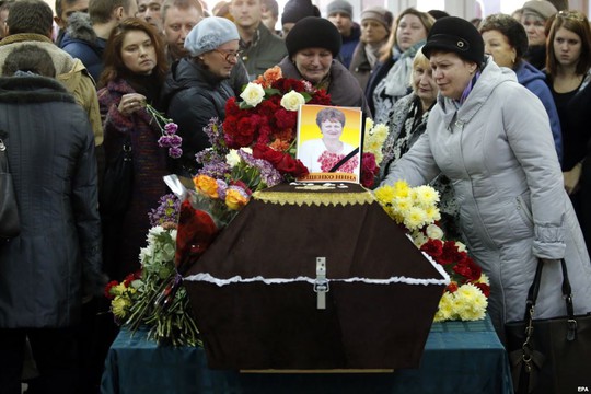 Đám tang bà Nina Lushchenko, một nạn nhân của vụ rơi máy bay Nga ở Ai Cập, diễn ra tại TP Veliky Novgorod hôm 5-11 Ảnh: EPA
