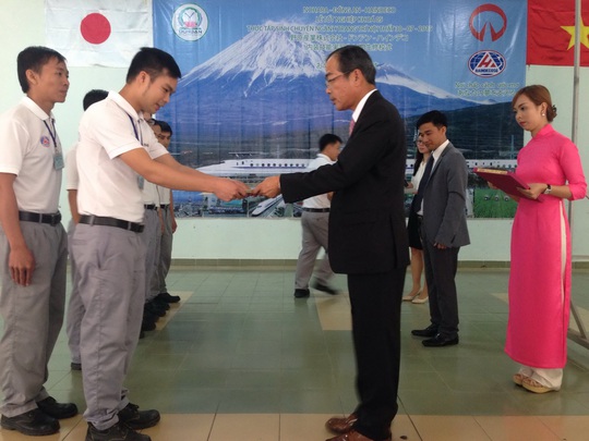 Ông Toshiyuki Iwasaki, Phó Tổng Giám đốc Tập đoàn Nohara, cúi đầu chào và trao chứng chỉ tốt nghiệp cho lao động Việt Nam