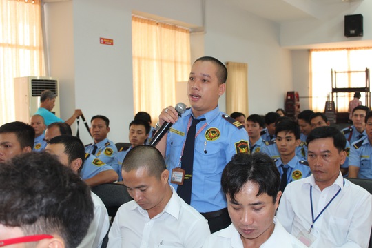 Người lao động góp ý tại buổi đối thoại của Công ty TNHH Dịch vụ Bảo vệ Long Hoàng (quận Bình Thạnh, TP HCM)