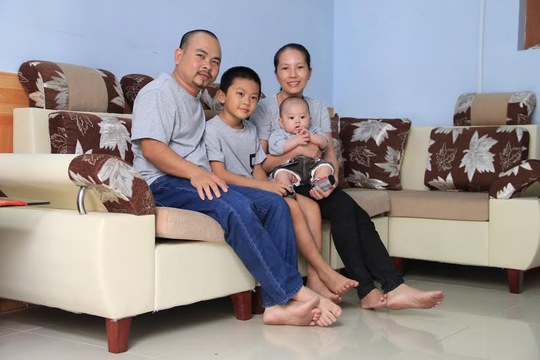 Niềm vui của vợ chồng anh Phan Thanh Vũ và chị Phạm Thị Hương trong căn nhà mới