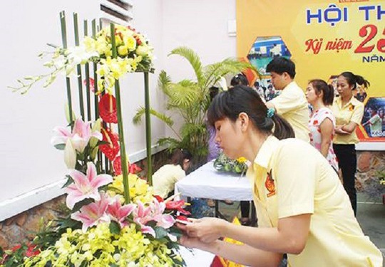 Nhân viên Công ty Mi Hồng tham gia hội thi cắm hoa nhân ngày truyền thống của công ty