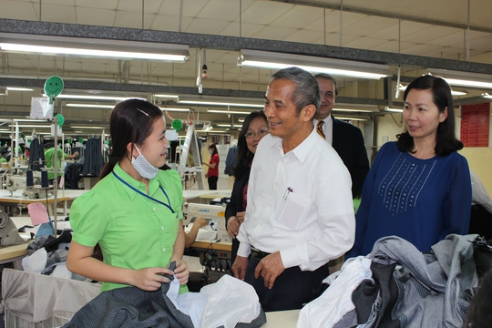 Chủ tịch Tổng LĐLĐ Việt Nam Đặng Ngọc Tùng thăm hỏi tình hình đời sống, việc làm của công nhân Công ty Oasis (100% vốn nước ngoài; huyện Củ Chi, TP HCM) Ảnh: THANH NGA