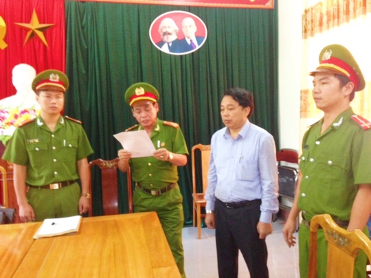Cơ quan công an đọc lệnh khởi tố bị can đối với ông Nguyễn Văn Bổng