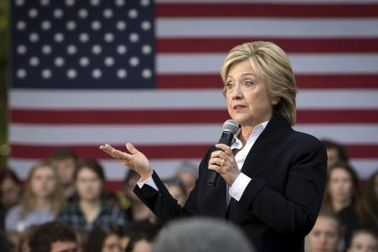 Bà Clinton phát biểu tại Iowa hôm 7-10. Ảnh: Reuters