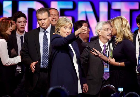 Bà Clinton tại cuộc tranh luận tối 13-10. Ảnh: Reuters