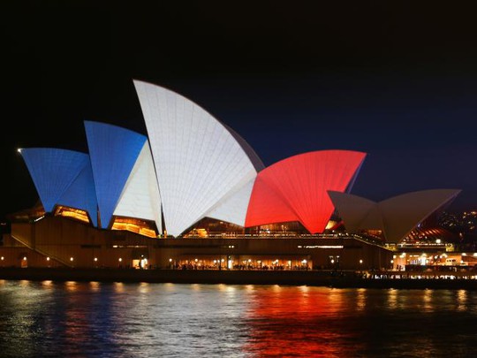 Cờ Pháp trên nhà hát Sydney Opera ở Úc. Ảnh: Daily Telegraph