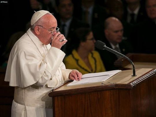 
Giáo hoàng Francis uống nước khi phát biểu tại Tòa nhà quốc hội Mỹ. Ảnh: AP
