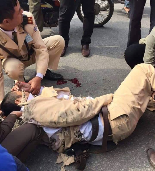 
Thượng úy CSGT Trương Quốc Đạt bị thương sau khi bị xe tải tông và kéo lê - Ảnh: Otofun
