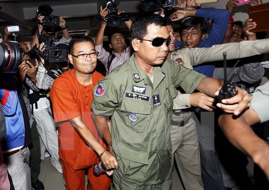 Cảnh sát áp giải ông Hong Sok Hour, thượng nghị sỹ đảng CNRP, tới tòavì xuyên tạc tình hình biên giới với Việt Nam. Ảnh: Reuters/ TTXVN