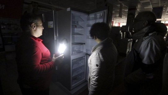 Một cửa hàng ở Crimea phải đóng cửa do mất điện. Ảnh: Reuters