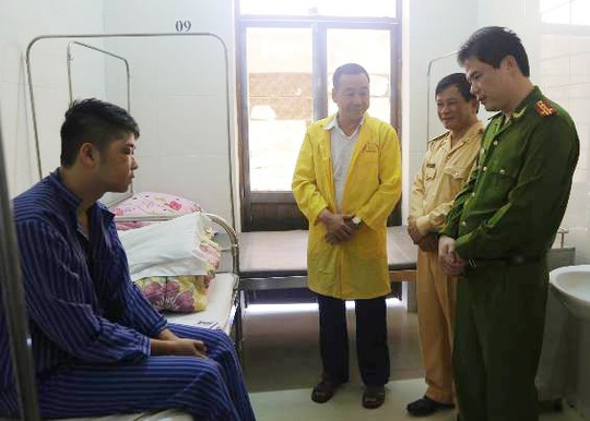 
Lãnh đạo Công an tỉnh Lạng Sơn thăm thiếu uý Hoàng Minh Tâm đang điều trị tại bệnh viện - Ảnh: CTV
