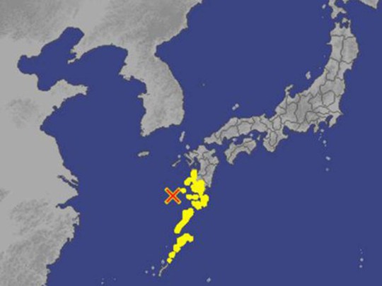 
Vị trí xảy ra động đất (dấu x) và các đảo được cảnh báo sóng thần (màu vàng). Ảnh: JMA
